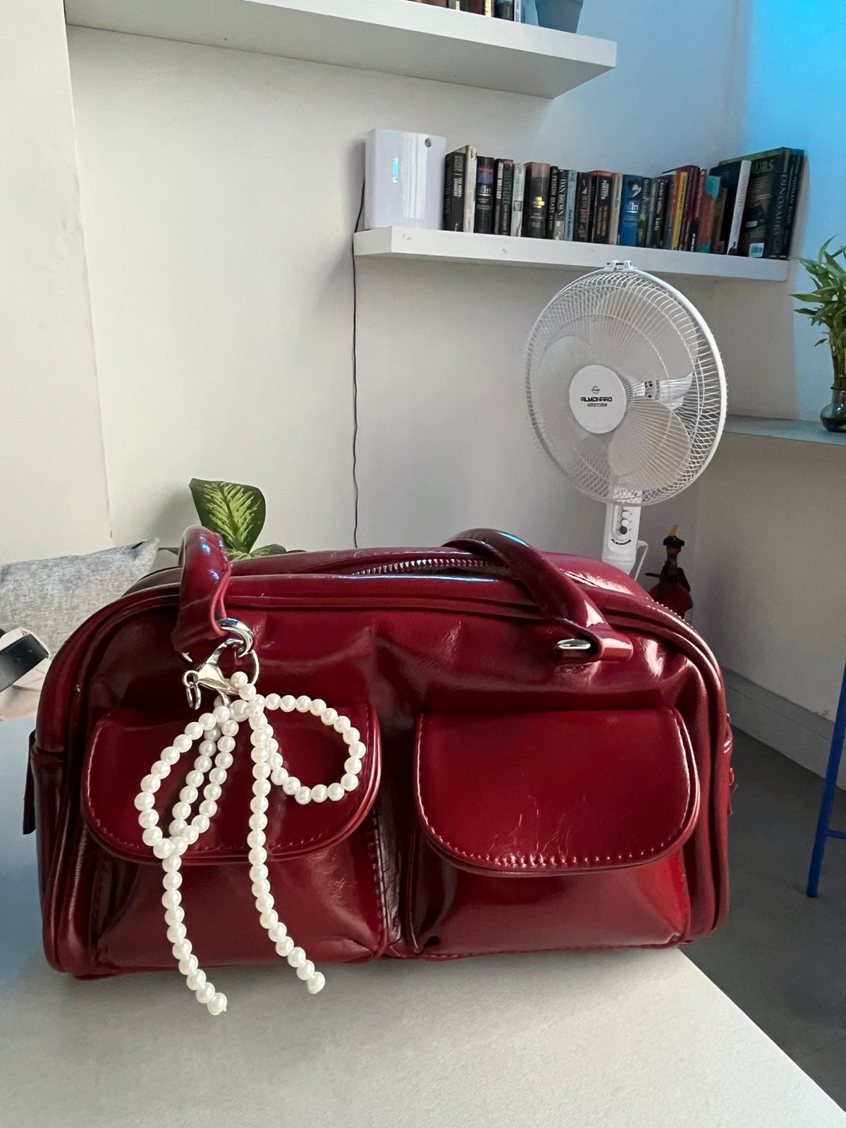 Glossy Charm Bow Tote – Stylish Patent Handbag with Pearl Accent