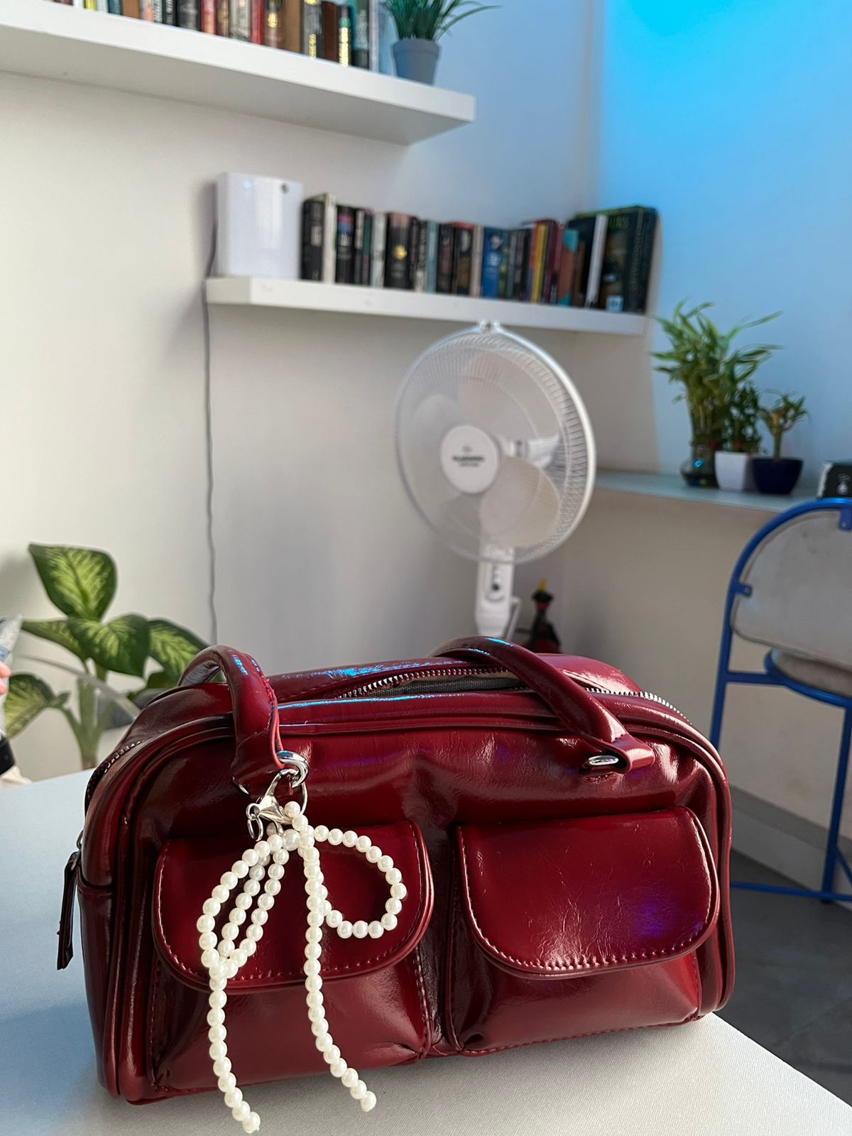 Glossy Charm Bow Tote – Stylish Patent Handbag with Pearl Accent